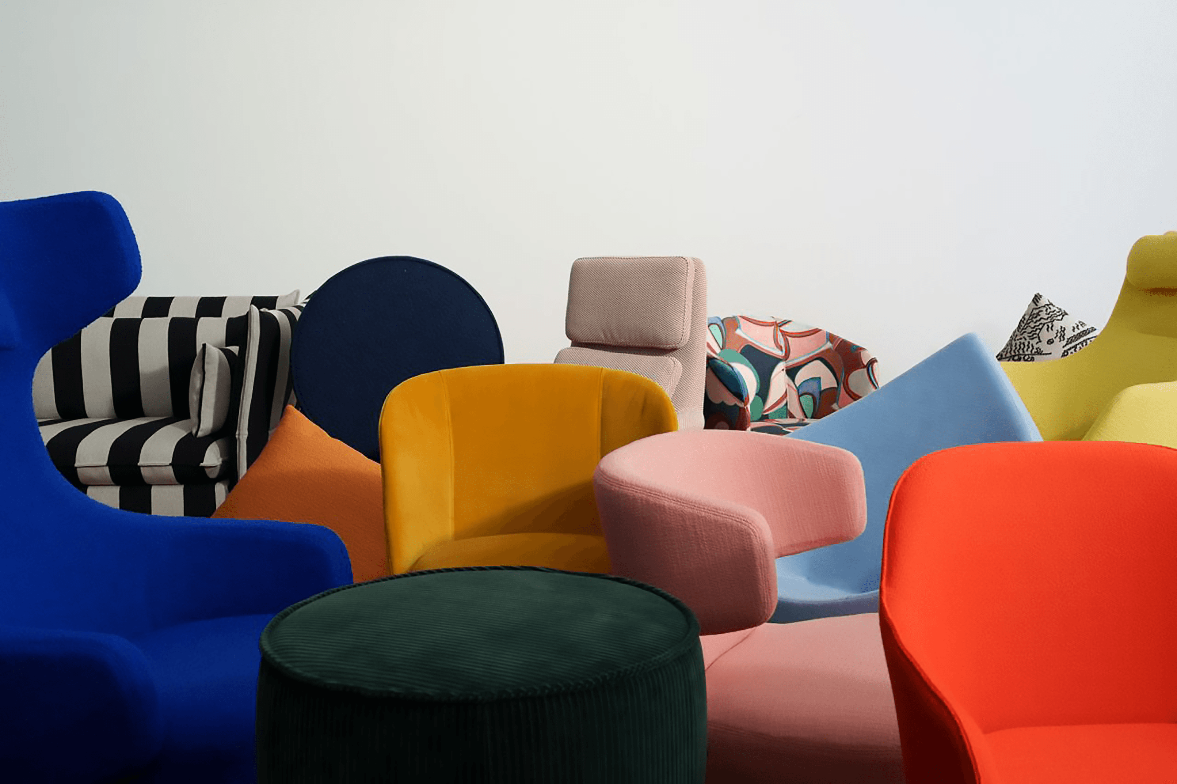Showroom de Pavilion con mobiliario colorido y de diseño
