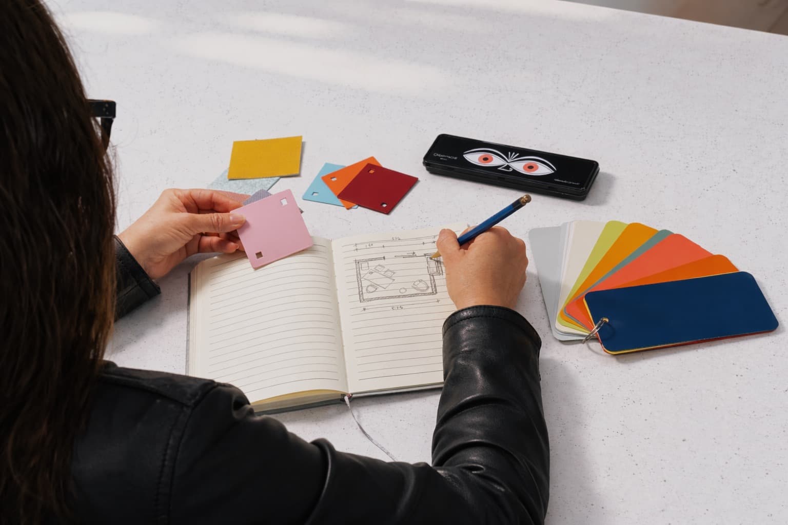Muestras de materiales y telas sobre una mesa de diseño